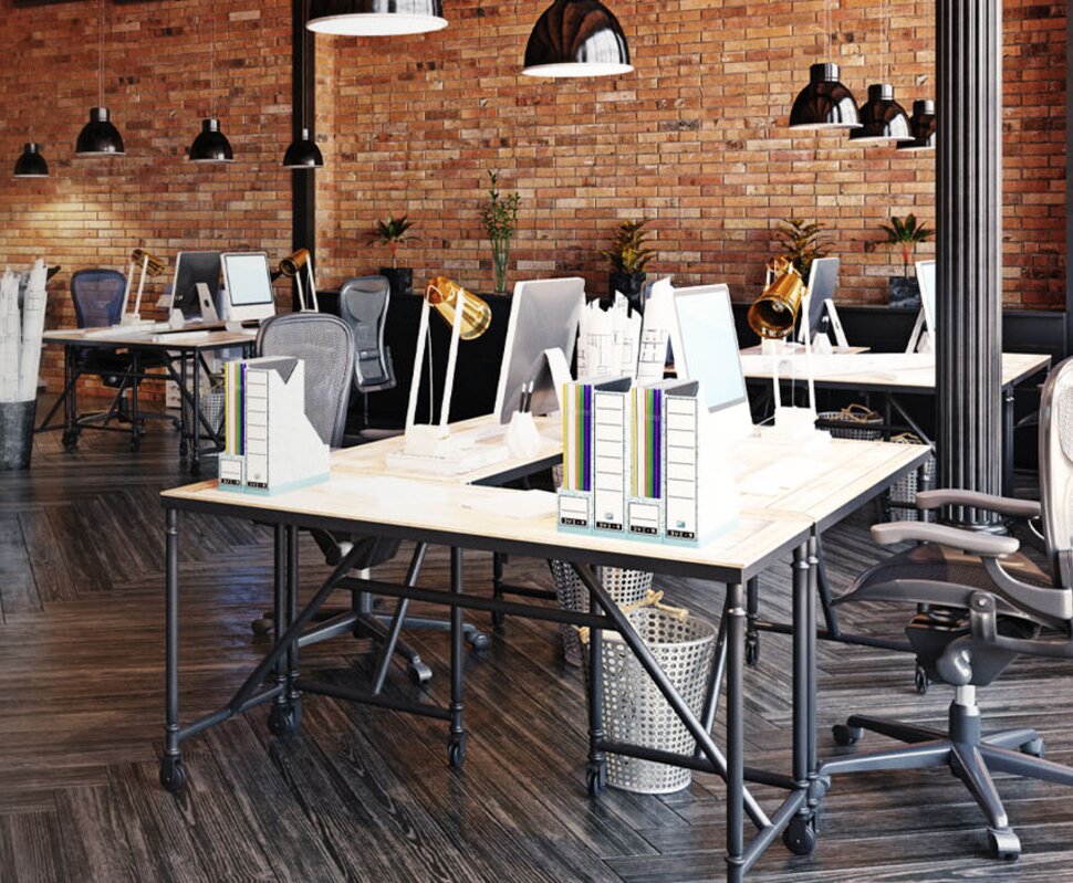 Modernes Büro mit mehreren Arbeitsplätzen, Holz- und Metallmöbeln, Pflanzen und einer ziegelsteinernen Wand.