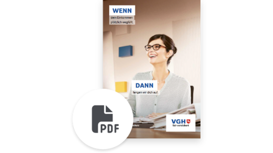 Eine lächelnde Frau mit Brille sitzt am Schreibtisch, umgeben von Büchern und Dokumenten. Textausschnitte im Bild.