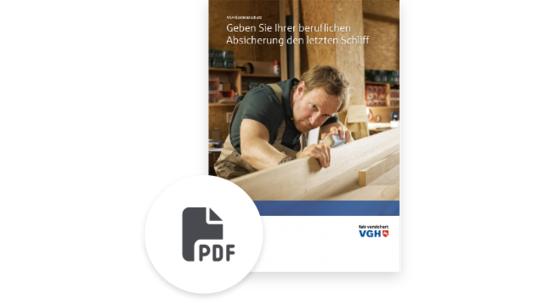 Handwerker bearbeitet Holz; im Hintergrund ein Dokument mit dem Titel zur beruflichen Absicherung. PDF-Symbol unten links.