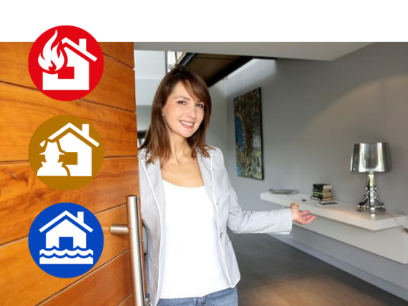 Frau steht in einem modernen Raum und zeigt mit einer Hand auf Symbole für Brand-, Haftpflicht- und Wasserschaden.