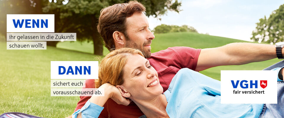 Ein Paar entspannt auf einer Decke im Grünen, lächelt und genießt eine Picknick-Situation mit Snacks.