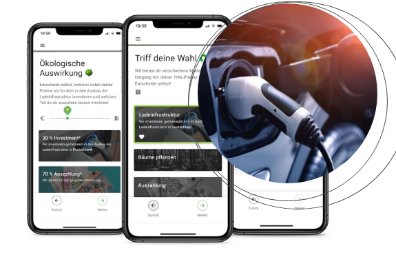 Drei Smartphones zeigen eine App zur ökologischen Wirkung von E-Mobilität und Ladestationen sowie eine Steckdose für Elektrofahrzeuge.